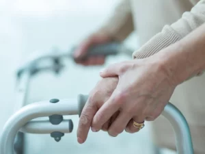 ورم پا بعد از عمل تعویض مفصل لگن