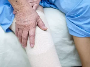 چه زمانی بعد از جراحی تعویض مفصل می توان بر روی زمین نشست؟